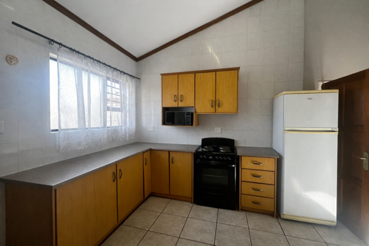 Townhouse with loft in  Langenhoven Park - Photo 2