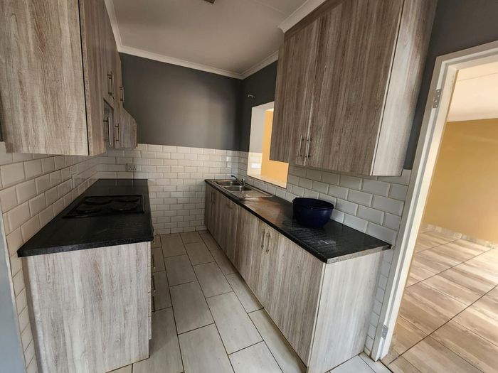 Property #2372975, House Rental Monthly in Rayton Central