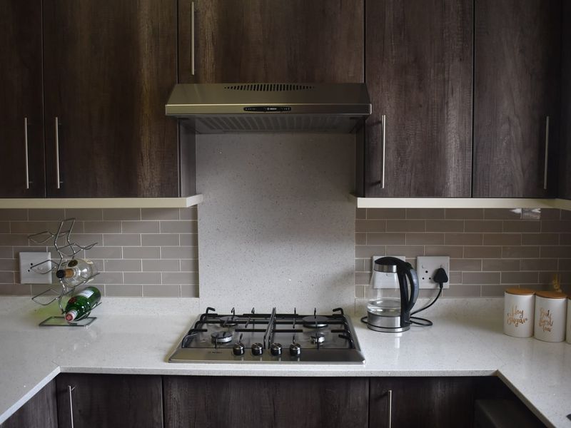 Popular complex - ground floor unit - Photo 6