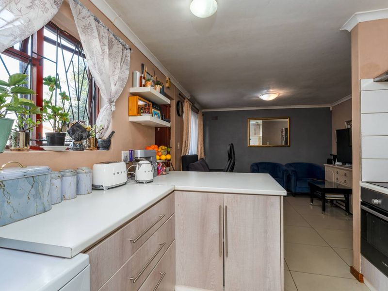 Charming 2 Bedroom Home with Pool in Southfield - Photo 5