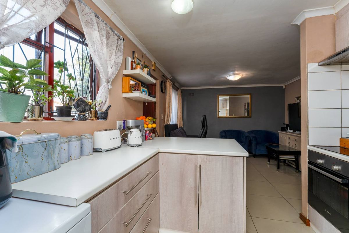 Charming 2 Bedroom Home with Pool in Southfield - Photo 5