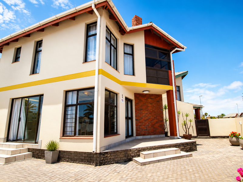 🏡 Spacious 4-Bedroom Townhouse Within Walking Distance of the CBD! - Photo 1