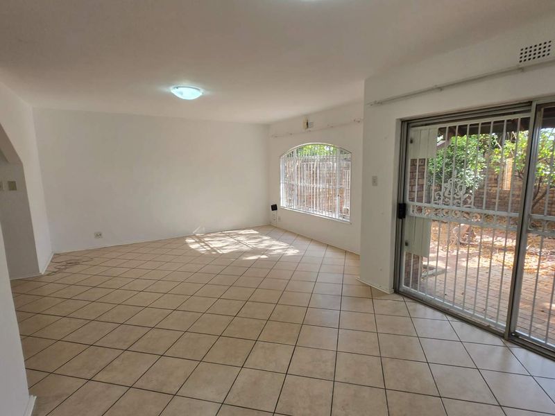Spacious 3-Bedroom Townhouse with Gas Hob & Backup Water - Photo 6