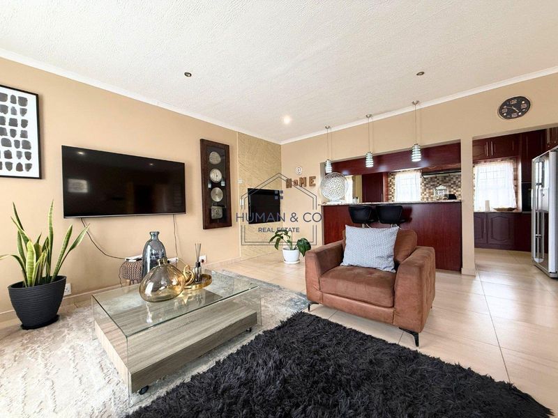 Modern Family Home in Fairway Estate - Photo 2