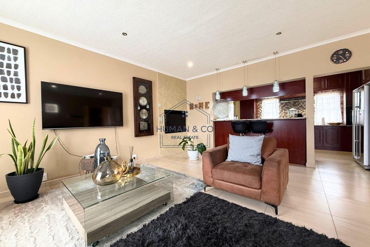 Modern Family Home in Fairway Estate - Photo 2