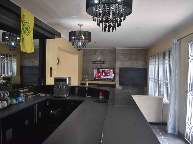 Impecable Home beautifully presented! - Photo 7