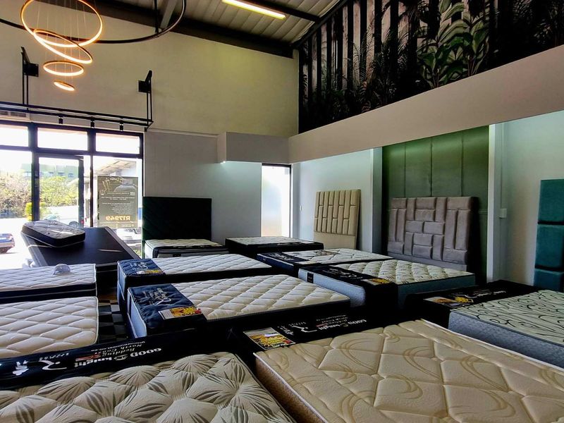 198m2 sectional title unit for sale in Umhlanga Ridge with double-volume frontage, office mezzanine, and 9 parking bays - Photo 7