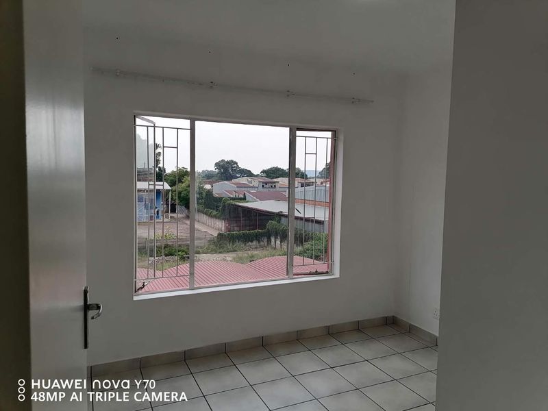 Stylish Two-Bedroom Flat in Sought-After Location - Photo 5