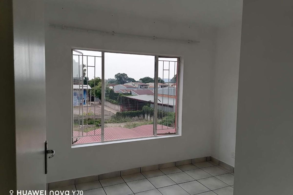 Stylish Two-Bedroom Flat in Sought-After Location - Photo 5