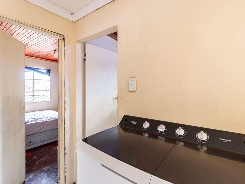 Welcoming Two-Bed House in Zwide - Photo 9