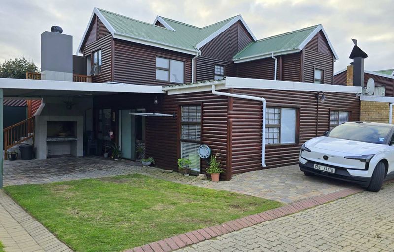 Refurbished Townhouse with bachelors flat