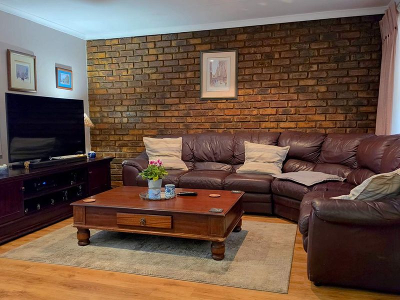 4 Bedroom House For Sale in Glenvista - Photo 3