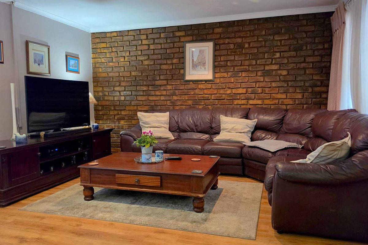 4 Bedroom House For Sale in Glenvista - Photo 3