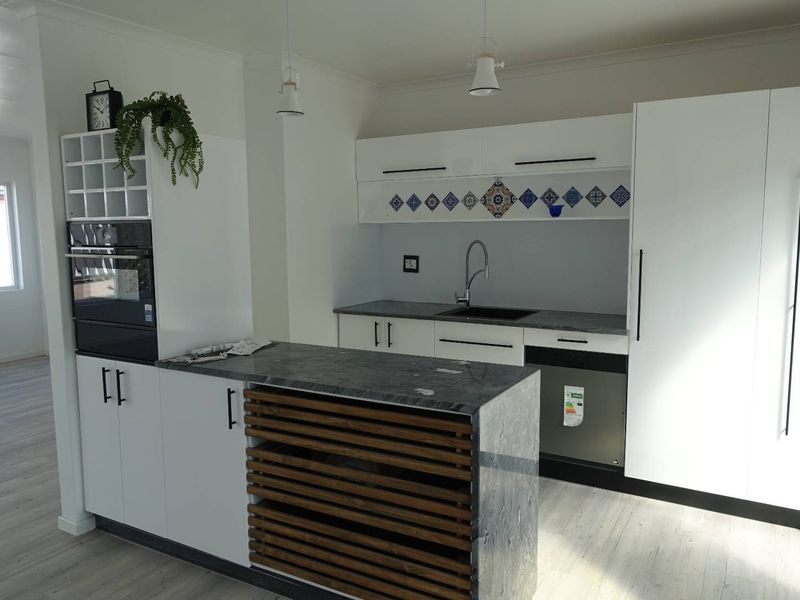 LUXURIOUS RENOVATED HOUSE PLUS COTTAGE ON LARGE ERF - Photo 5