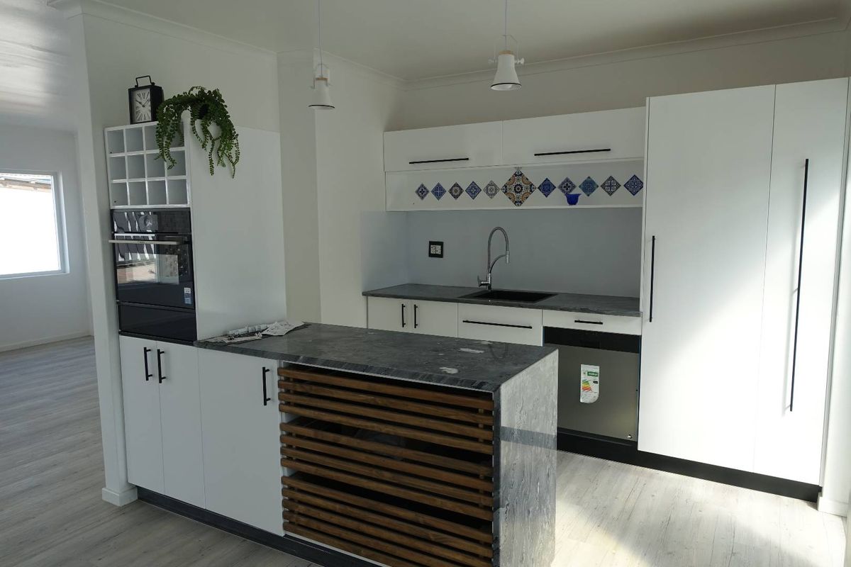 LUXURIOUS RENOVATED HOUSE PLUS COTTAGE ON LARGE ERF - Photo 5