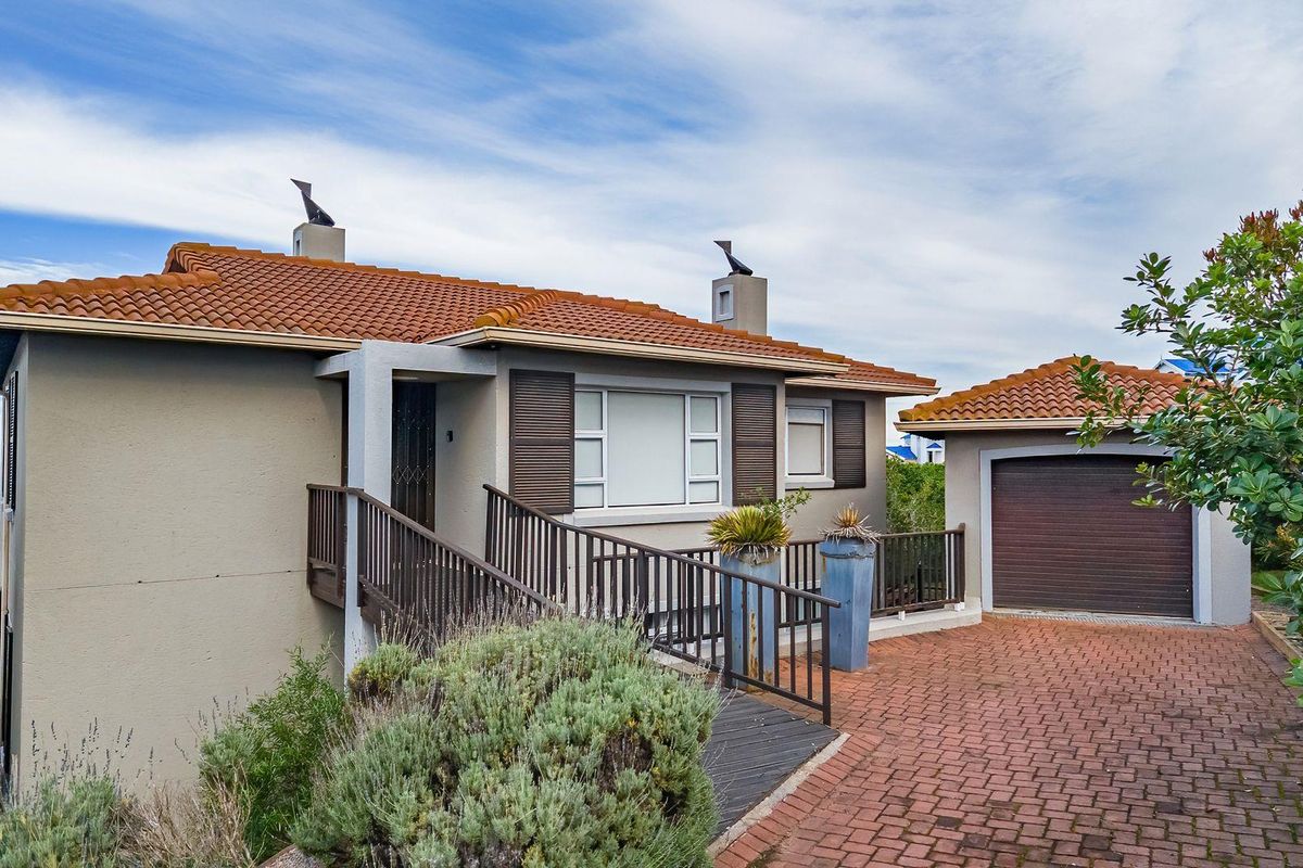 4 Bedroom House for Sale in Pinnacle Point - Photo 2