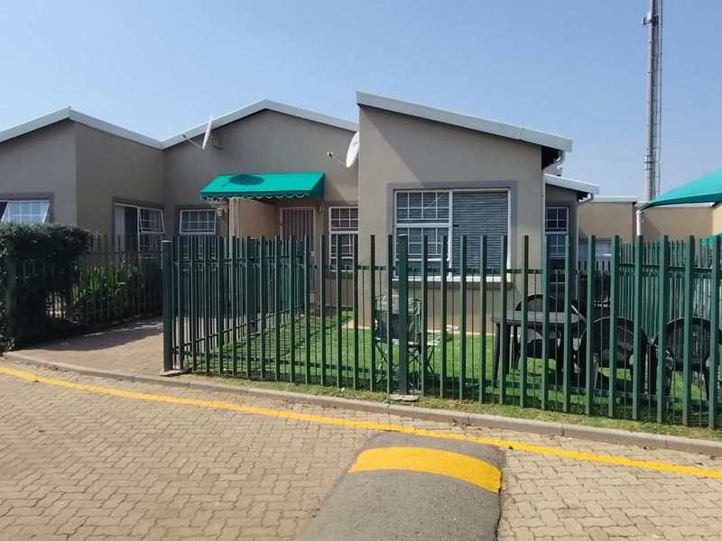 Sought After Complex Offers Neat 2 Bedroom Simplex - Photo 7