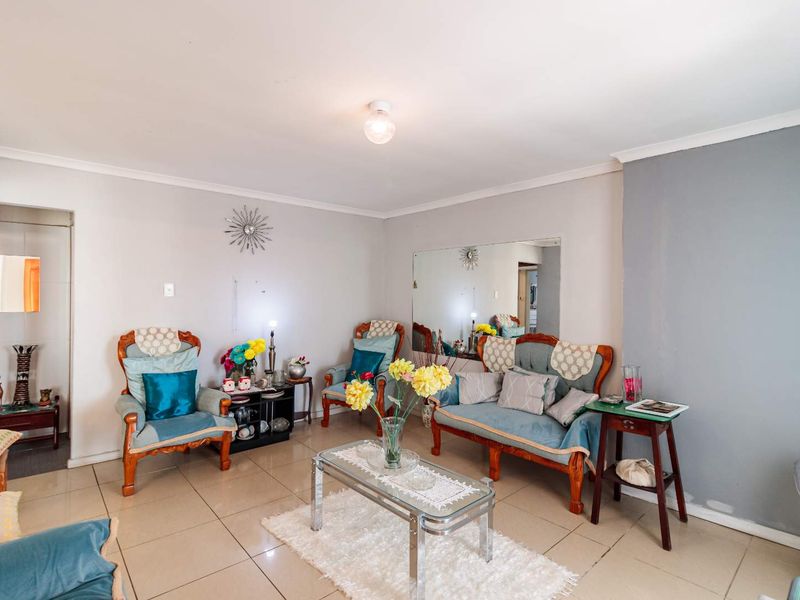 BEAUTIFUL MAINTAINED FAMILY HOME - Photo 4