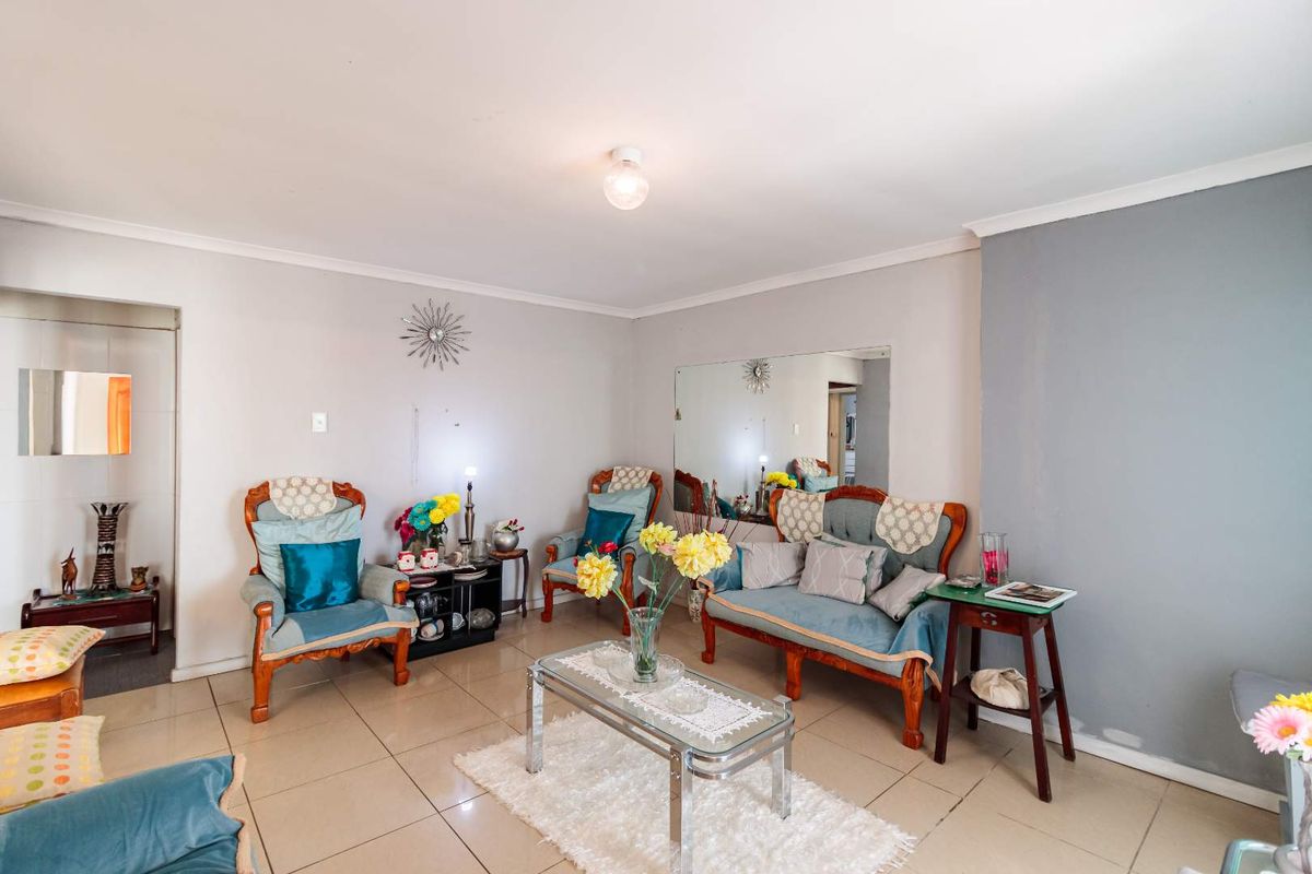 BEAUTIFUL MAINTAINED FAMILY HOME - Photo 4