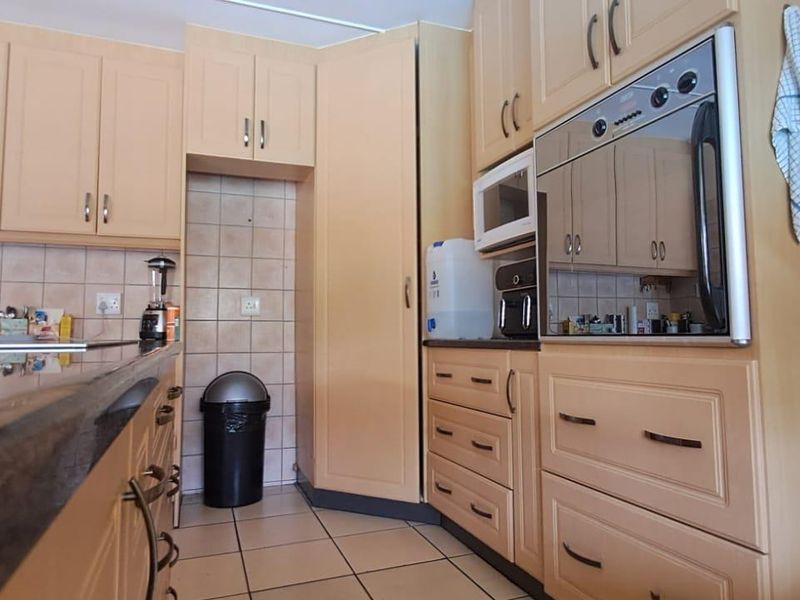 Spacious 5-Bedroom Family Home with Pool & Modern Finishes - Photo 5