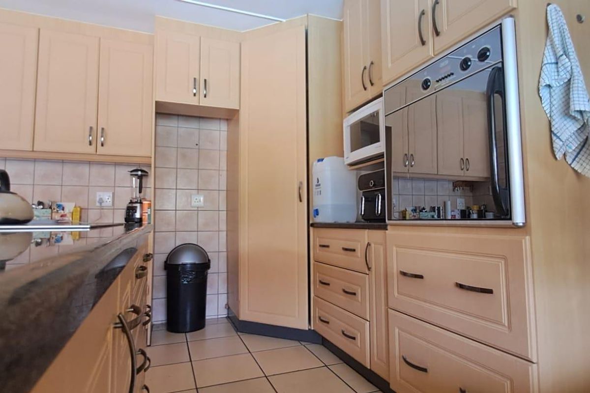 Spacious 5-Bedroom Family Home with Pool & Modern Finishes - Photo 5