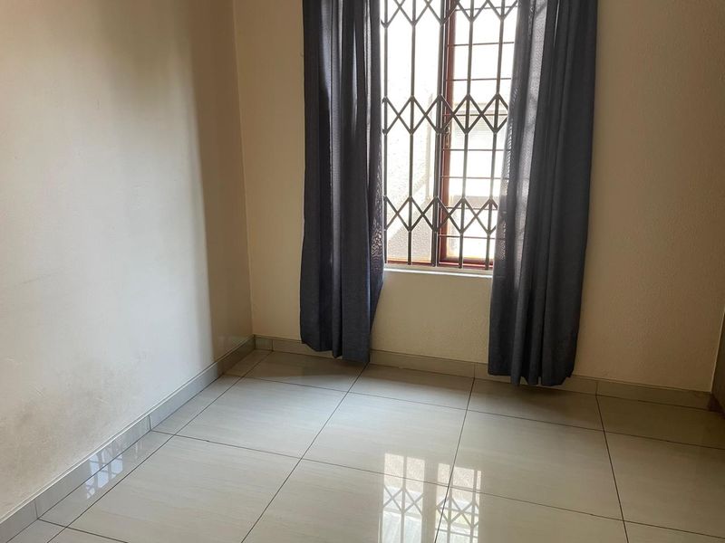 Beautiful 3-Bedroom House For Sale in Forestdale Estate, Douglasdale - Photo 4