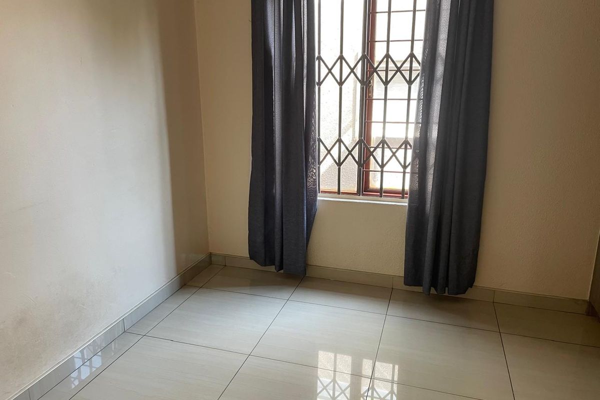 Beautiful 3-Bedroom House For Sale in Forestdale Estate, Douglasdale - Photo 4