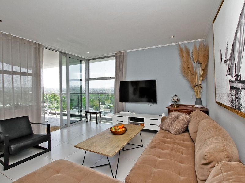 SOPHISTICATED  2 BED , 2 BATH LUXURIOUS APARTMENT - Photo 5