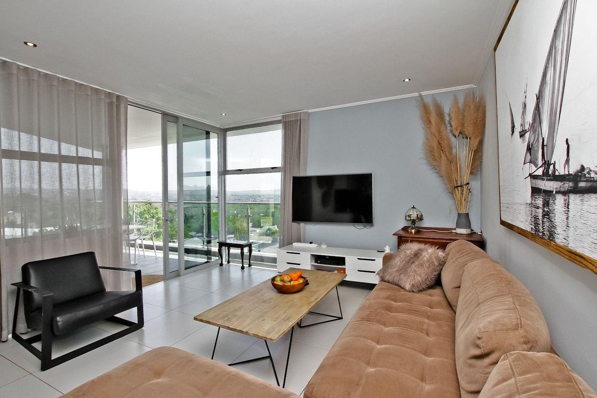 SOPHISTICATED  2 BED , 2 BATH LUXURIOUS APARTMENT - Photo 5