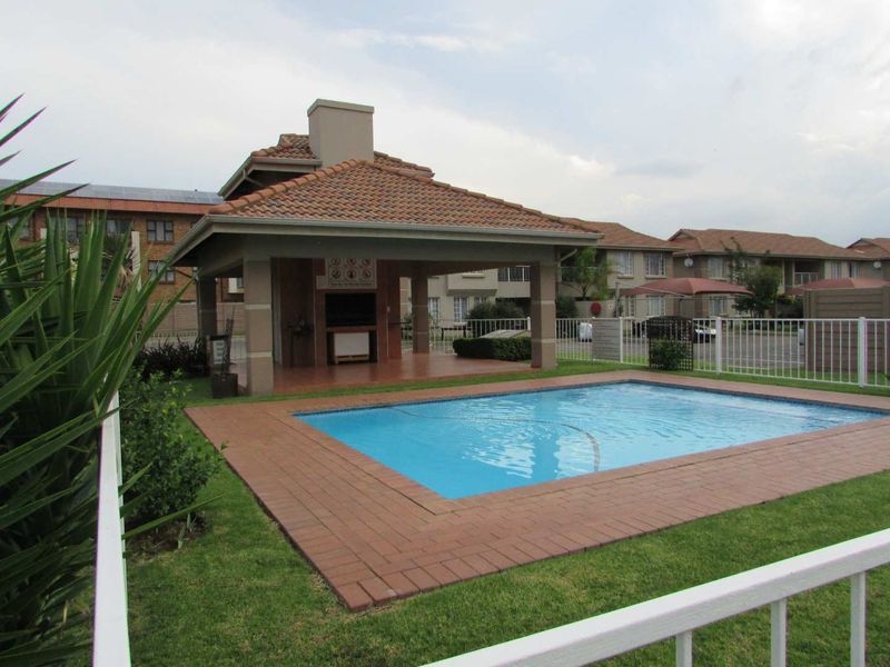 Spacious living in a well-maintained complex - perfect for comfortable family living - Photo 2