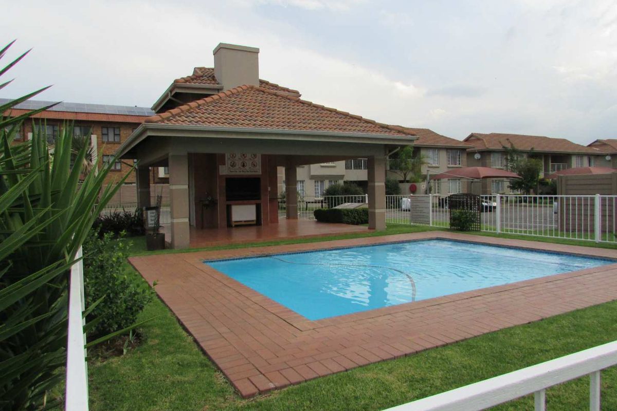 Spacious living in a well-maintained complex - perfect for comfortable family living - Photo 2