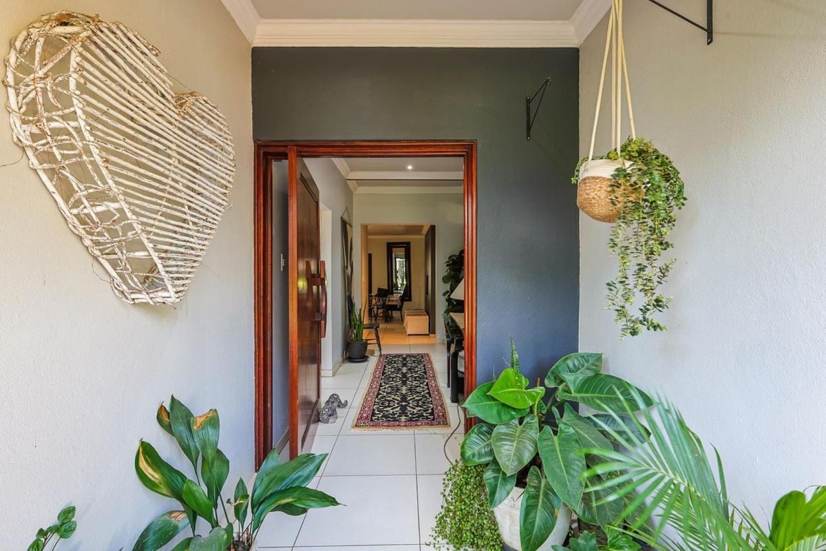 Spacious family home nestled in Lynnwood Glen. - Photo 4