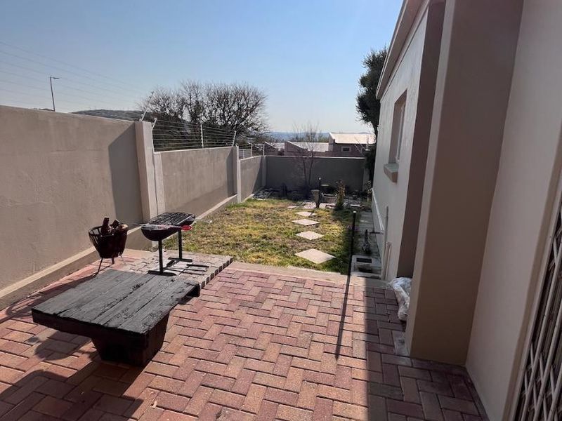 Corner Unit with extra spacious garden - Photo 10