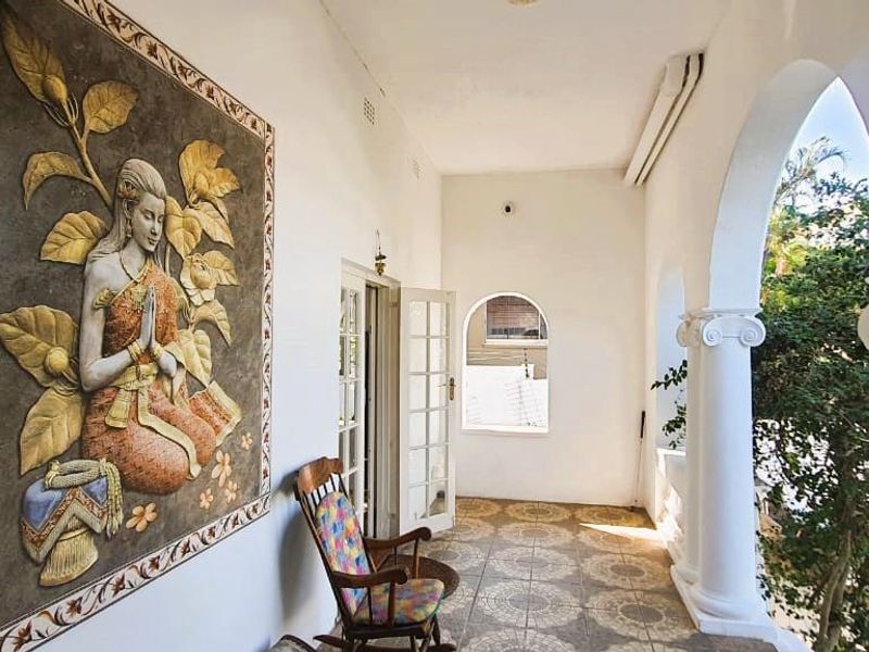 Stunning Double-Storey House with City and Sea Views in Musgrave - Photo 8