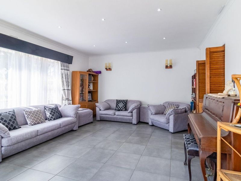 Spacious 4  Bedroom Family Home with Flatlet in The Hill - Photo 10