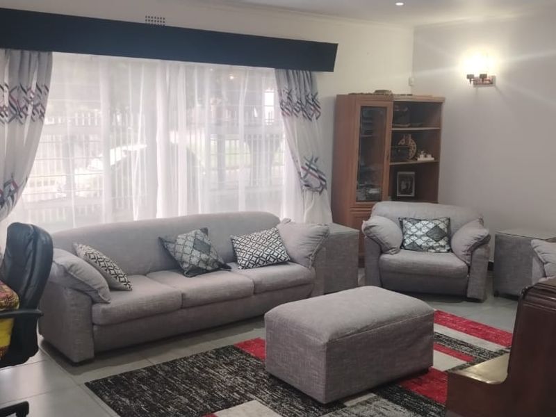 Spacious 4  Bedroom Family Home with Flatlet in The Hill - Photo 3