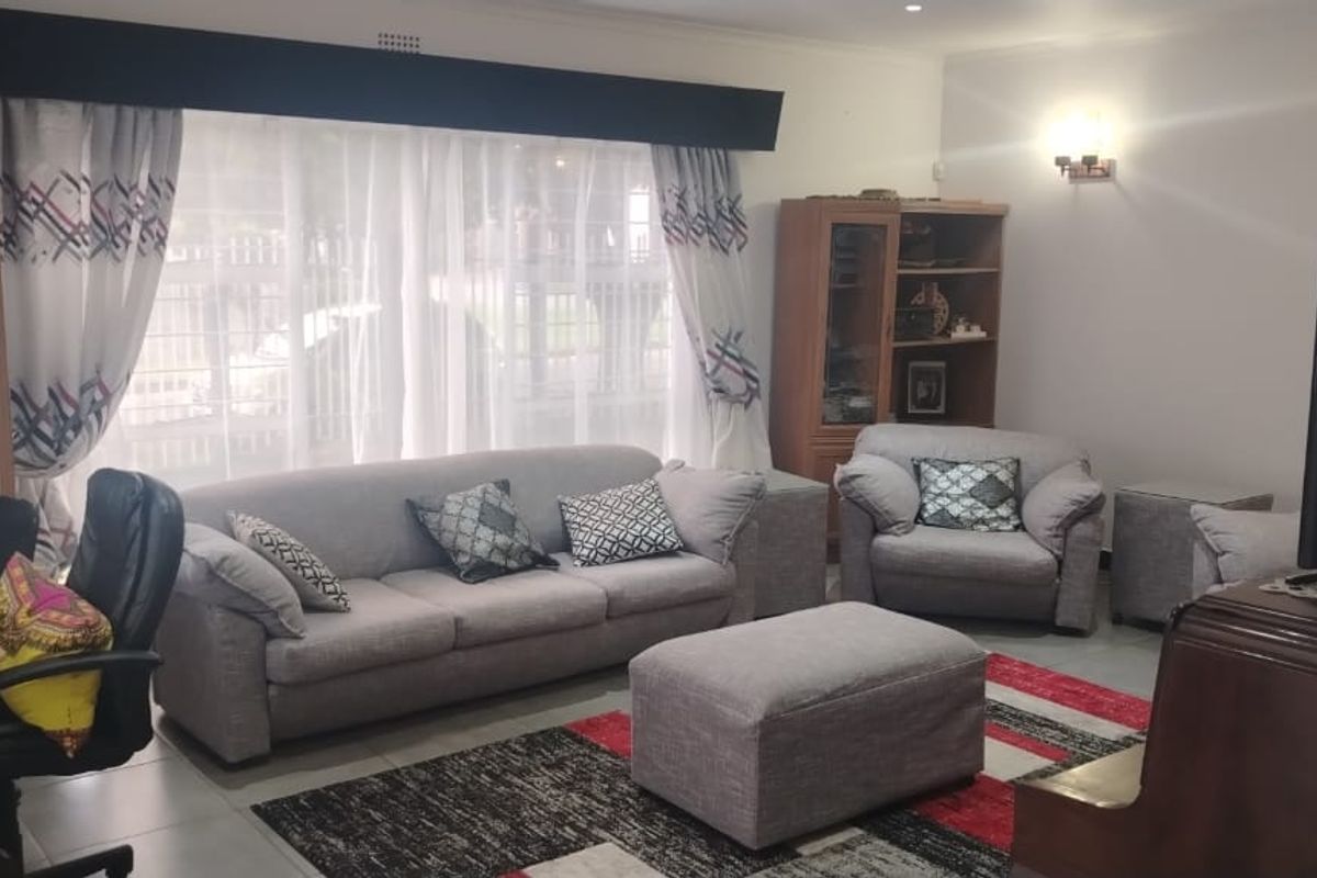 Spacious 4  Bedroom Family Home with Flatlet in The Hill - Photo 3