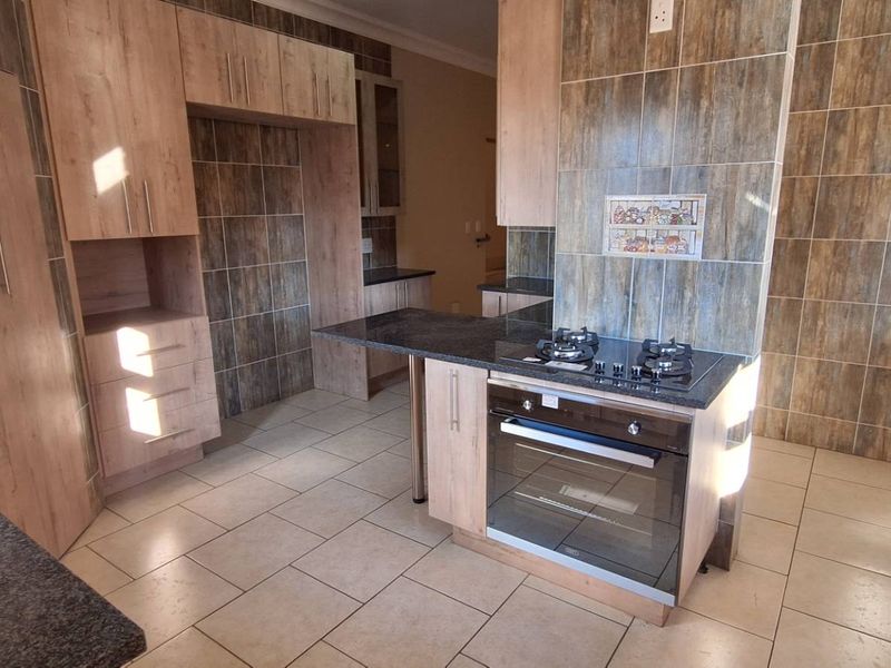 Spectacular 5 Bedroom Jewel in South Crest - Photo 10