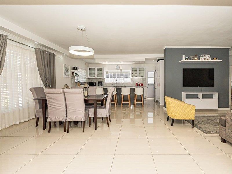 Dream Family Home with Spacious Interiors and Lush Garden - Photo 4