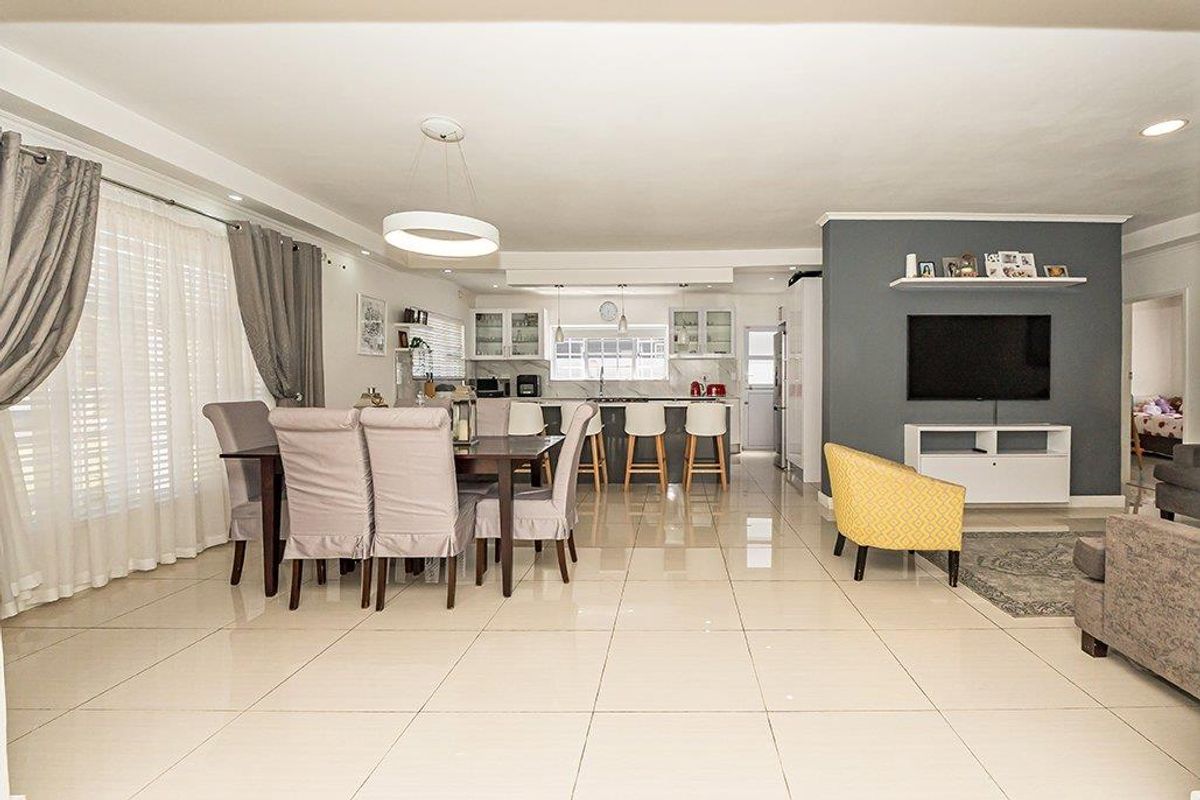 Dream Family Home with Spacious Interiors and Lush Garden - Photo 4