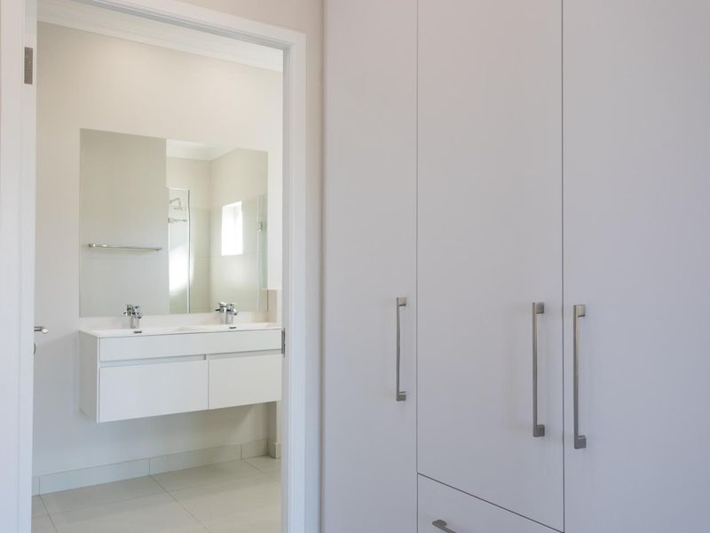 Family Three-Bedroom Home to Rent in The Vines II on Val de Vie Estate - Photo 10