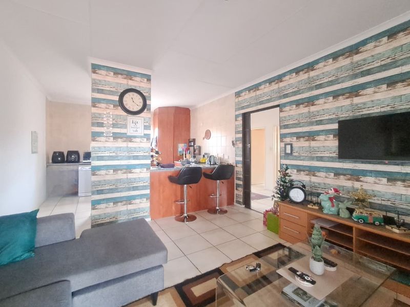 2 Bedroom Upstairs Unit for Sale in Meyersdal - Photo 4