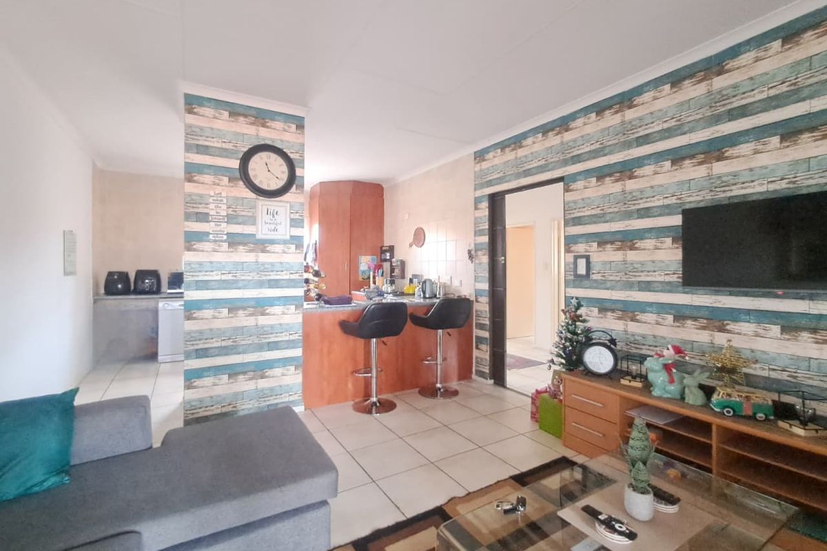 2 Bedroom Upstairs Unit for Sale in Meyersdal - Photo 4