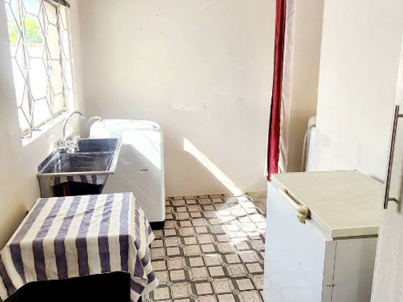 This charming semi-attached house can be yours! - Photo 9