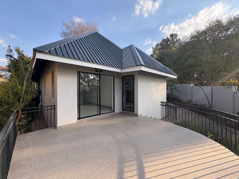 NEWLY RENOVATED AND STYLISH HOME FOR RENT IN MONDEOR - Photo 9