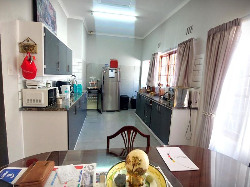 Elegant Historic 3 Bedroom Townhouse with High Ceilings in a Tranquil Garden Setting - Photo 6