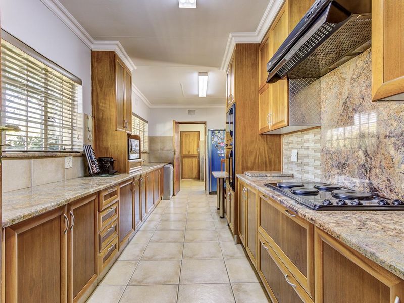 GRACIOUS FIVE BEDROOMED HOME ON 1545M2 STAND - A STONE'S THROW FROM HOMESTEAD DAM! - Photo 9