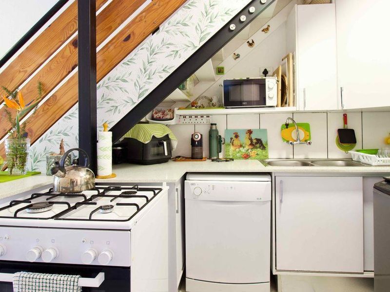 Pet Friendly First Floor Corner Unit. - Photo 10