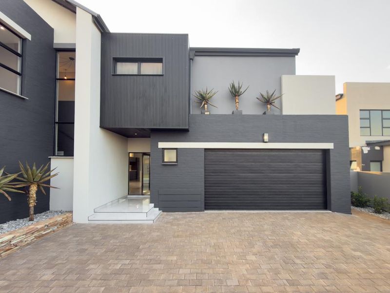 Luxury Indoor-Outdoor Living Designed for Entertaining whole family - Photo 5