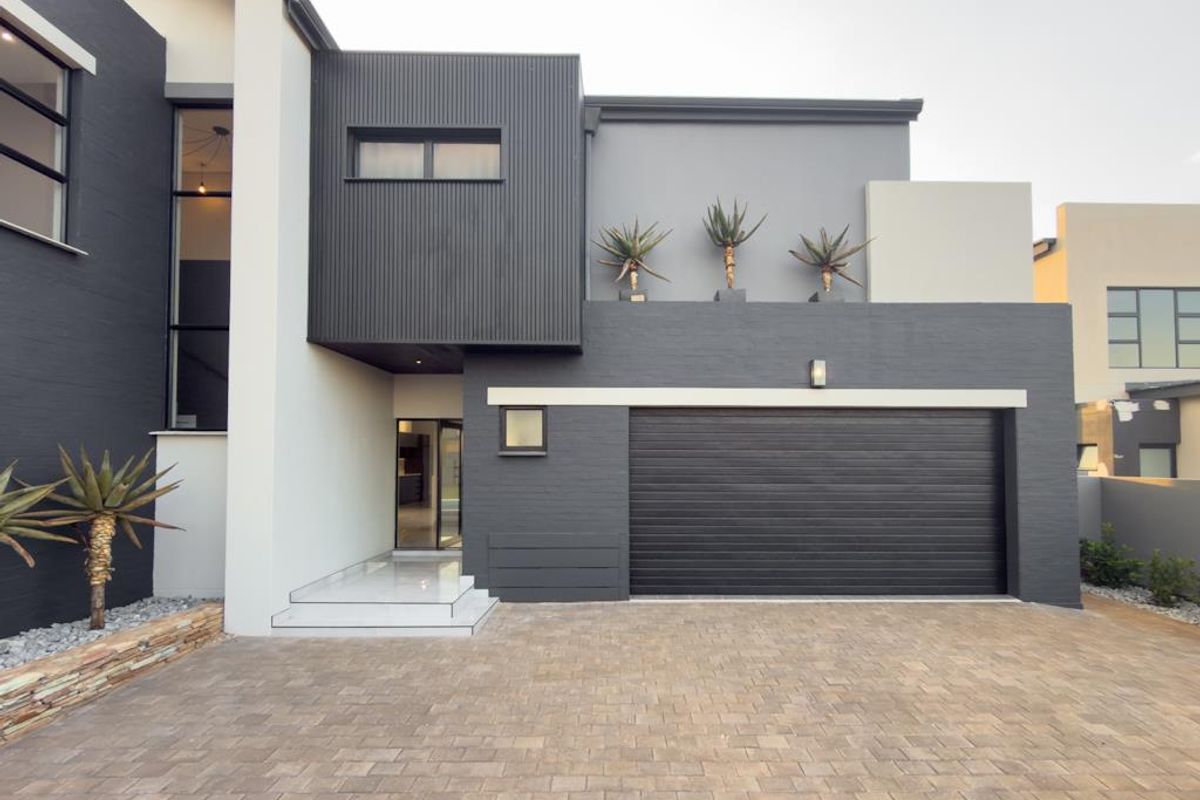 Luxury Indoor-Outdoor Living Designed for Entertaining whole family - Photo 5